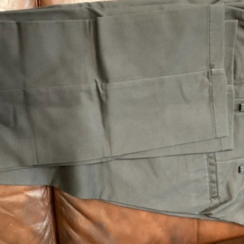 NWOT MEN'S HAGGAR STRAIGHT FIT FLAT FRONT GRAY PANTS SIZE 34X32